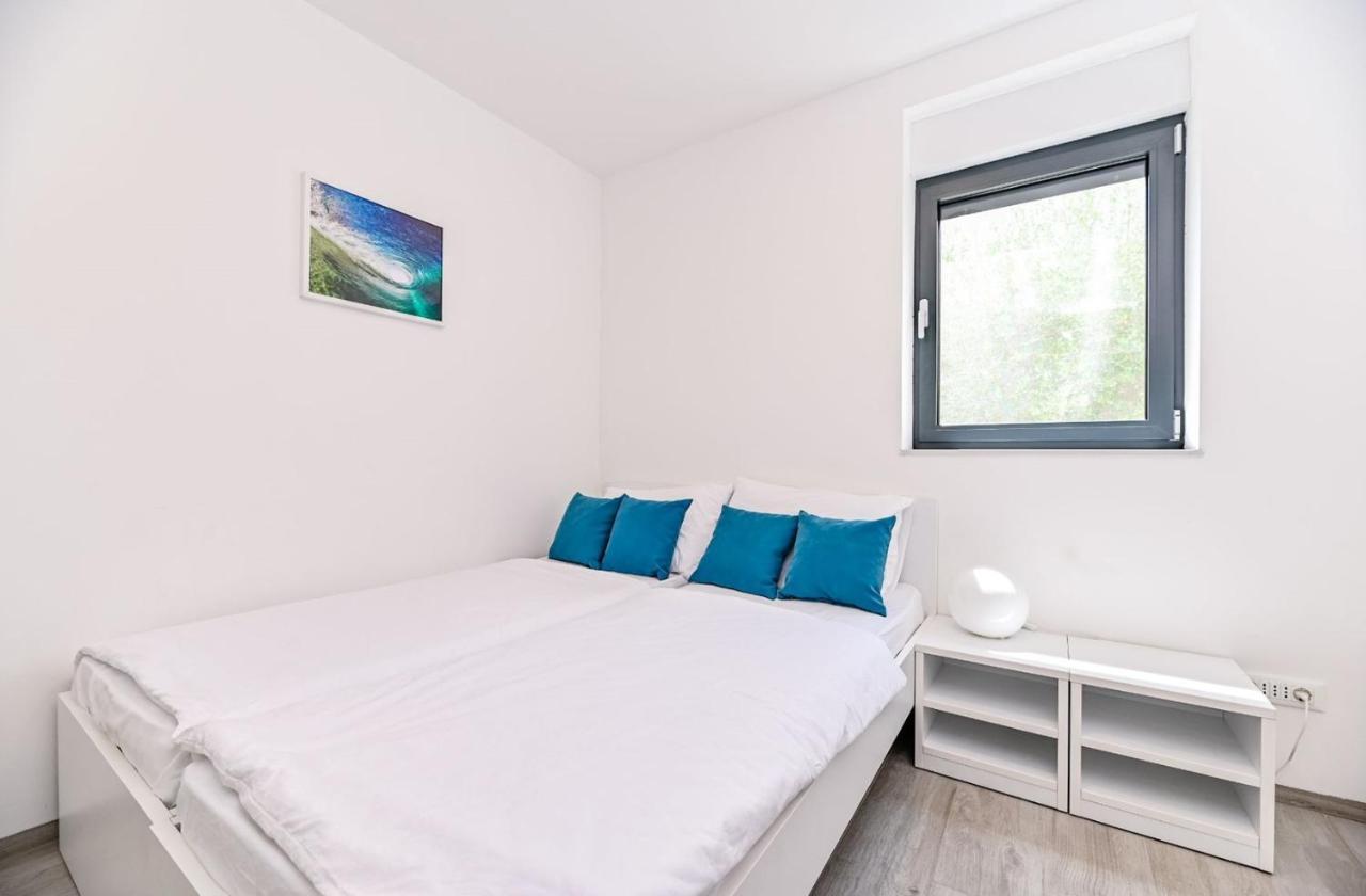 Apartment Flori With Sea View Malinska Buitenkant foto